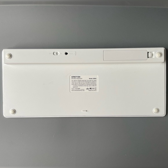 Ultra-Slim Bluetooth Keyboard for iPad - Picture 5 of 7